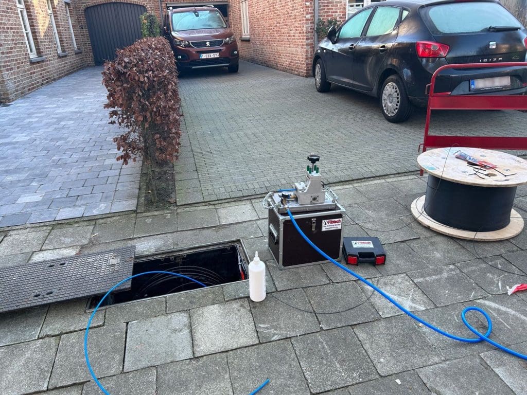 Beim Ziehen eines Glasfaserkabels durch ein Rohr